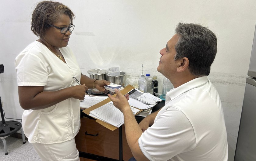 El corazón del hospital: relatos de quienes no llevan capa, sino vocación