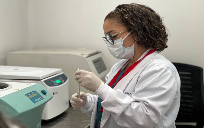 Procesamiento de muestras en el Laboratorio de la Unidad Médica Don Simón Rodríguez