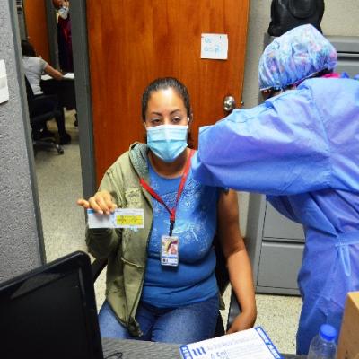 Vacunación al personal Ipasme Caracas